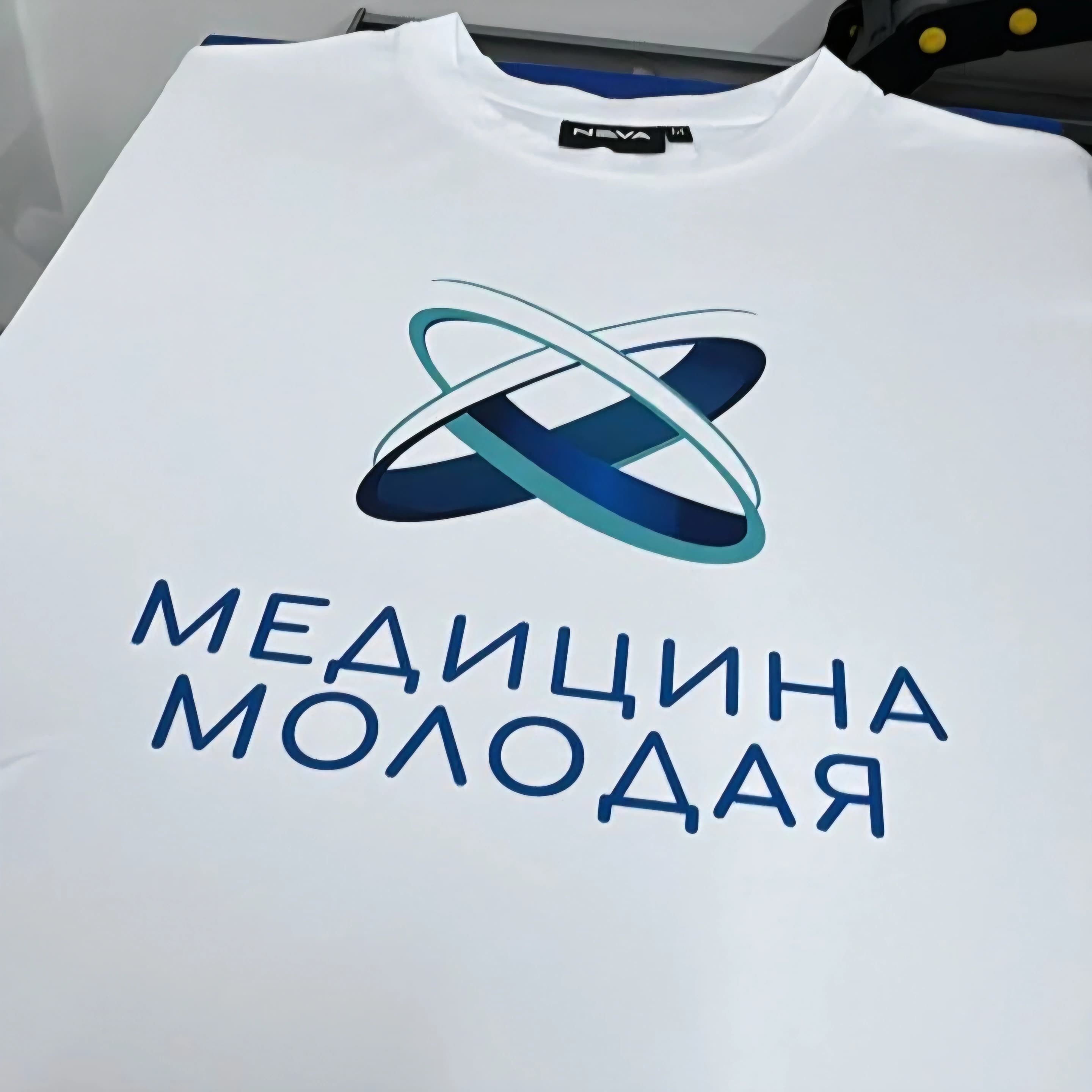 Точная передача градиента фирменного логотипа на футболке