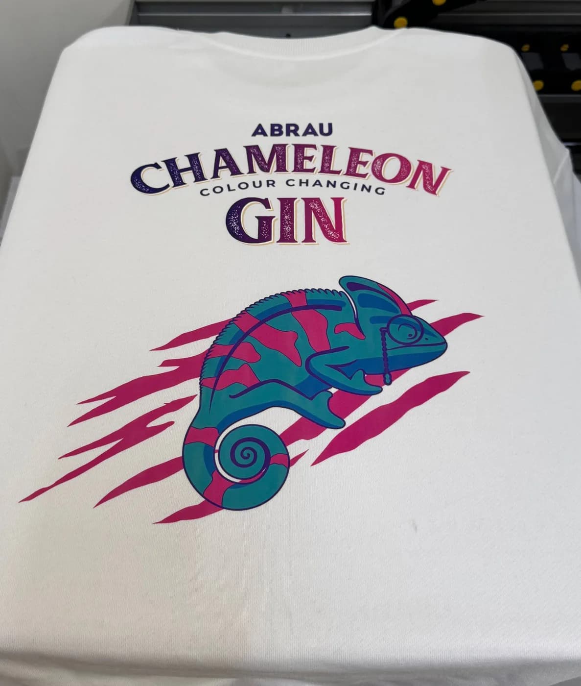 Яркий цветной принт хамелеона на футболке Abrau Chameleon Gin