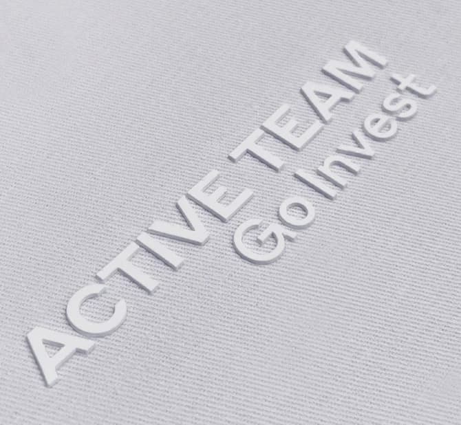 Объёмная белая надпись ACTIVE TEAM, тиснёная флекстран-печать на ткани