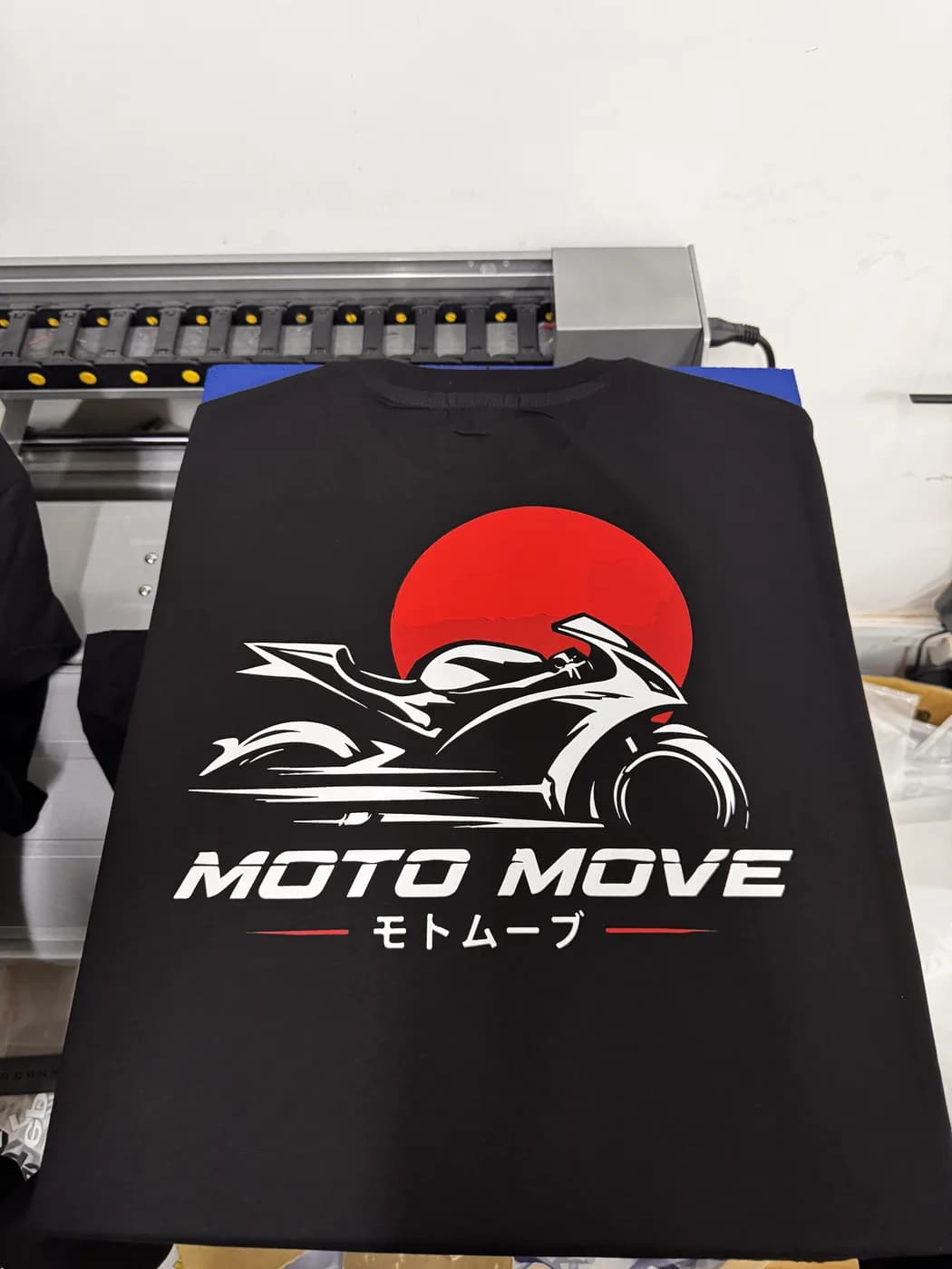 DTF-принт с мотоциклом и солнцем на чёрной футболке Moto Move